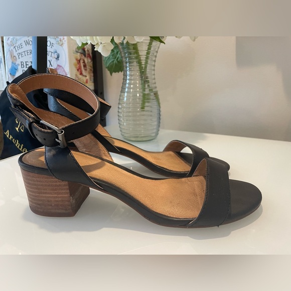 Madewell Shoes - Madewell Simple Mid-Heel Sandals in Leather